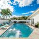 Beach Luxury, 4B- 3B Heated Pool, Infinity Spa, Cabana with Outdoor Kitchen and TV, BBQ, Golden Tee Arcade, Walk to Beach! Sleeps 10, West Palm Beach