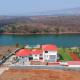 Casa Paun by StayVista - A lake-view villa with Infinity pool, Modern interiors & an amphitheatre, Nethersole Dam - Foto 7