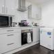 Remaj Serviced Accommodation, sleeps 7 & free parking, Laindon