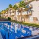 2 Bed Flat - Sleeps 4 - Pool - Parking - Garden