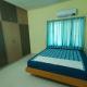 Tirupati Homestay - 2BHK AC Family Apartments near Alipiri and Kapilatheertham - Walk to A2B Veg Restaurant - WiFi - Android TV - Easy access to Tirumala, Tirupati - Photo 5