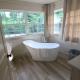 Farm House stay with soaking tub and hot tub barn, Hammond - Foto 6