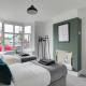 Spacious Three Bedroom House - Free Parking & Wifi
