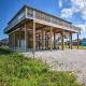 Ocean View + Wraparound Deck: Crystal Beach Home!, Crystal Beach (zdjęcie 2)