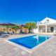 Villa Antonia with heated pool, Dograde