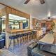 Expansive Retreat w/ Deck, Game Room & Lake Views!, Lake Arrowhead (Foto 4)