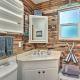 Expansive Retreat w/ Deck, Game Room & Lake Views!, Lake Arrowhead (Foto 8)