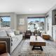 Spacious Modern Ski-in Ski-out with Hot Tub Townhouse, Sun Peaks - Fotografie 1