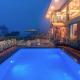 Status Villa by StayVista - Valleys view, Traditional-modern blend interiors, Private plunge pool & Gazebo, Panchgani - Foto 3