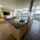 City Centre 2-Bed Apartment Parking Jacuzzi Bath Glasgow - Foto 2