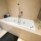 City Centre 2-Bed Apartment Parking Jacuzzi Bath Glasgow - Foto 3