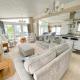Wildflower, Premium Plus Hot Tub Lodge South Cerney - Foto 1