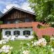 Forest Chalet, 15 min to salzburg olt town, and most beautiful lakes, secluded location, 1,000 sqm garden, mountainview, panorama sauna, bath whirlpool, BBQ&bikes&sunbeds for free, up to 10 p, Golling an der Salzach - Fotografie 1
