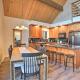 Lake Arrowhead A-Frame Cabin with Deck and Balcony!, Lake Arrowhead (foto 7)