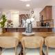 Bali Style Home - King Bed - Fireplace - Jacuzzi - Fast Wi-Fi - Free Netflix & Garage Parking, Edmonton (foto 6)