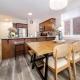 Bali Style Home - King Bed - Fireplace - Jacuzzi - Fast Wi-Fi - Free Netflix & Garage Parking, Edmonton (foto 10)