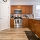 Bali Style Home - King Bed - Fireplace - Jacuzzi - Fast Wi-Fi - Free Netflix & Garage Parking, Edmonton (foto 9)