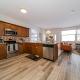 Bali Style Home - King Bed - Fireplace - Jacuzzi - Fast Wi-Fi - Free Netflix & Garage Parking, Edmonton (foto 8)