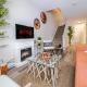 Bali Style Home - King Bed - Fireplace - Jacuzzi - Fast Wi-Fi - Free Netflix & Garage Parking, Edmonton (foto 2)
