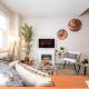 Bali Style Home - King Bed - Fireplace - Jacuzzi - Fast Wi-Fi - Free Netflix & Garage Parking, Edmonton