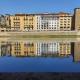 The secret window on the river Arno Florencie - Fotografie 1