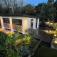 River guest house with jacuzzi fire and boat hire, Стейнс