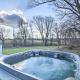 Morrisonville Manor with Fire Pit and Hot Tub!, Britain (foto 2)