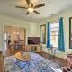 Riverside House with Yard about 1 Mi to Downtown!, Riverside (zdjęcie 4)