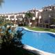 Duquesa Fairways, a spacious apartment with fabulous views and facilities Манильва - Фото 1