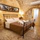 DOMUS CESARE - dimora storica totalmente in pietra nel cuore del centro storico con cabina doccia pietra in camera e zona relax esterna-historic residence entirely made of stone in the heart of the historic center with stone shower cabin in the room, Carovigno (zdjęcie 4)