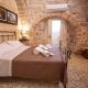 DOMUS CESARE - dimora storica totalmente in pietra nel cuore del centro storico con cabina doccia pietra in camera e zona relax esterna-historic residence entirely made of stone in the heart of the historic center with stone shower cabin in the room, Carovigno (zdjęcie 9)