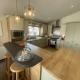 Indulgence lakeside lodge i1 with hot tub, private fishing peg situated at Tattershall Lakes Country Park, Tattershall (Foto 8)
