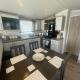 Lakeside Retreat 3 with hot tub, private fishing peg situated at Tattershall Lakes Country Park, Tattershall (foto 6)