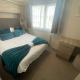 Lakeside Retreat 3 with hot tub, private fishing peg situated at Tattershall Lakes Country Park, Tattershall (foto 8)
