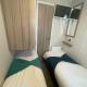 Lakeside Retreat 3 with hot tub, private fishing peg situated at Tattershall Lakes Country Park, Tattershall (foto 10)