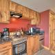 Slopeside Burke Mountain Condo with Fireplace!, East Burke (fotografie 7)