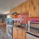 Slopeside Burke Mountain Condo with Fireplace!, East Burke (fotografie 9)