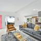 The Guava Door - Cheerful Mid-Century - big yard, free parking