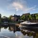 PUUR Eastermar - monumentaal, authentiek en luxe koetshuis aan open vaarwater met jacuzzi en sauna, Oostermeer