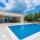 Villa Deluxe, Trget