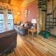 Serene Cabin in the Smokies w/ 2 Decks & Hot Tub!, Waynesville (zdjęcie 6)