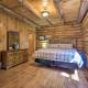 The Red Pine Cabin with Private Pond and Dock!, Loudonville (zdjęcie 9)