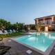 Elenas Home - Dream & Love apts w Private pool, Alikianós (фото 2)