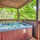Central Sevierville Cabin w/ Hot Tub & Views!, Sevierville (foto 2)