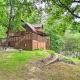 Central Sevierville Cabin w/ Hot Tub & Views!, Sevierville