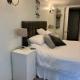 Luxury 3 bedded room with sea peeps and parking, Paignton (photo 3)