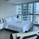 Bright 2-bedroom condo with pool in BGC Uptown, Manila - Fotografie 1