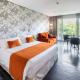 Apartosuites Jardines de Sabatini, Madrid - Photo 9
