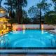 The Grey Medley by StayVista with Mediterranean interiors, Swimming pool, Jacuzzi, Projector & A lush lawn with Gazebo, Lonavala - Foto 2