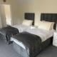 Large 4 Bedroom Sleeps 8, Spacious Apartment for Contractors and Holidays near Bedford Centre - 1 FREE PARKING SPACE & FREE WIFI